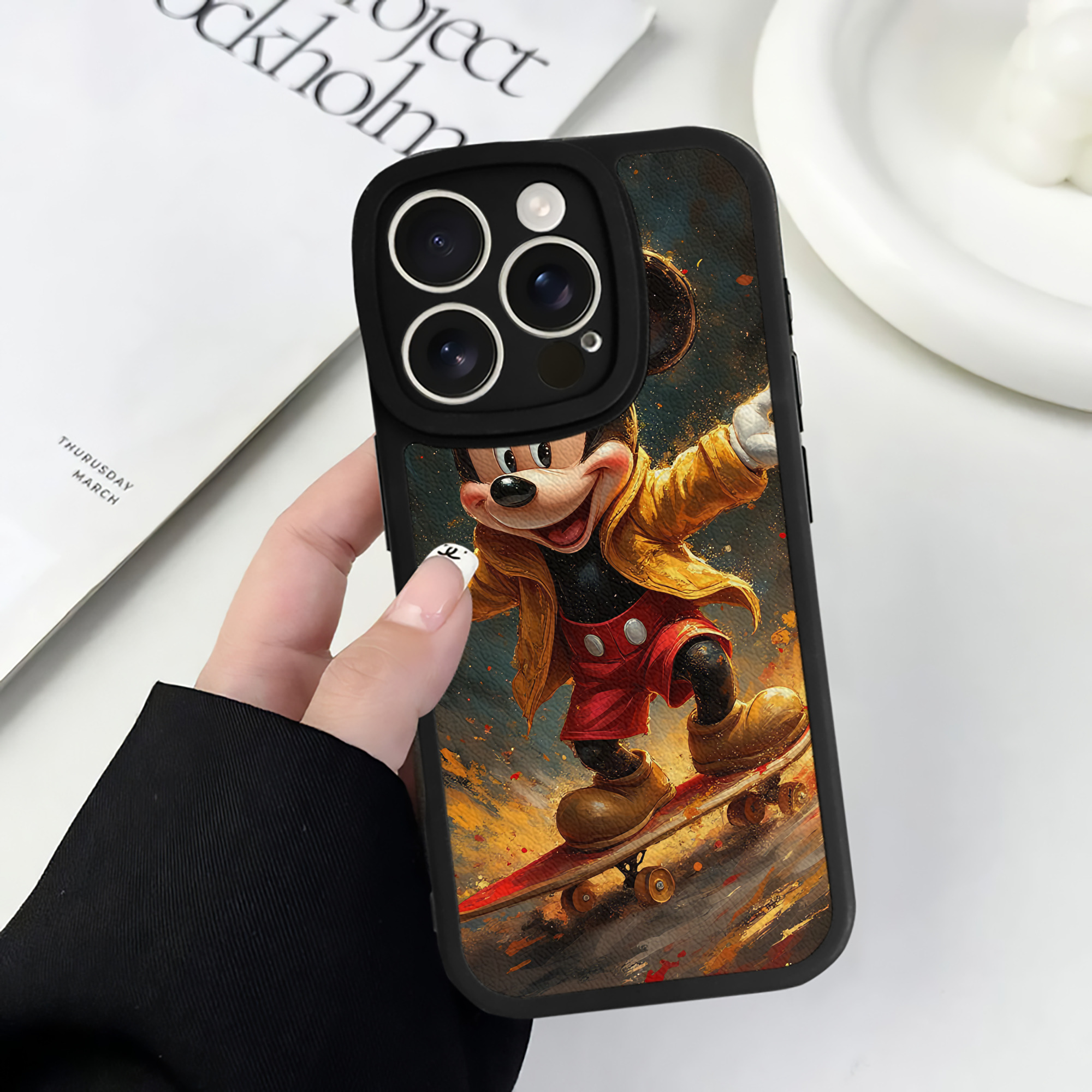 （画像用） ミッキーマウス Mickey Mouse 【iPhone 16シリーズ対応】シリコンスマホケース（レザー調） 材質：シリコン